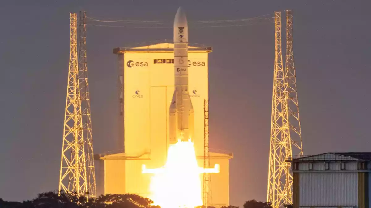 Die Ariane 6 beim ersten Start dieses Jahres vom Weltraumbahnhof Kourou im Januar. (Archiv) - Bild: Ronan Lietar/AFP/dpa