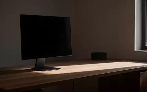 Ein minimalistischer, unbeleuchteter Arbeitsplatz mit einem dunklen, leeren Monitor in einem modern eingerichteten Raum. - Foto: über boerse-global.de