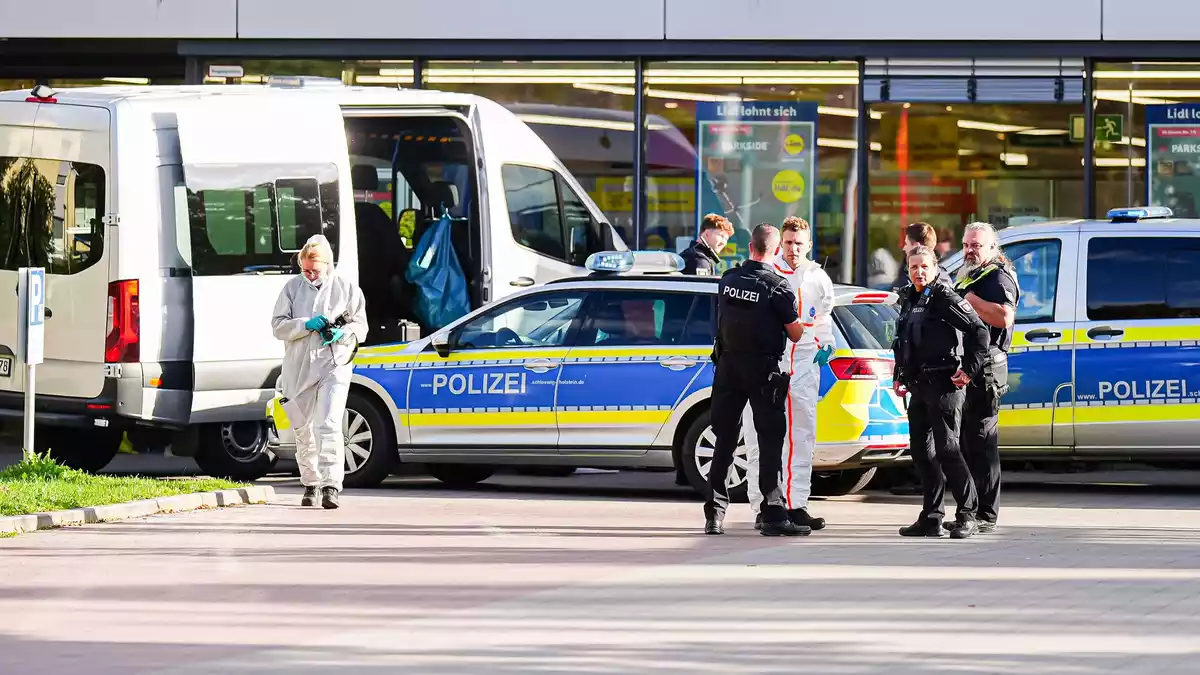 In einem Ratzeburger Supermarkt ist nach Polizeiangaben eine Frau getötet worden.  - Bild: Marcel von Fehrn/dpa