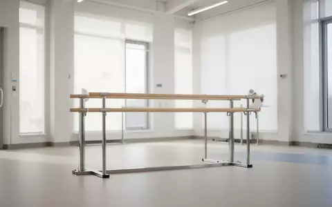 Heller, moderner Therapieraum mit Rehabilitationsbarren in einer Klinik. - Foto: über boerse-global.de