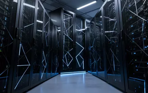 Ein moderner, minimalistischer Serverraum mit dunklen Server-Racks und blauer Beleuchtung. - Foto: über boerse-global.de