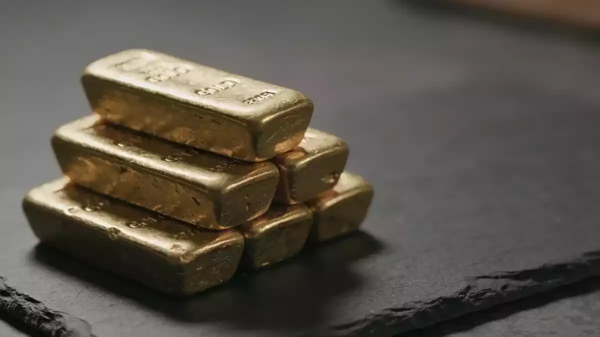 Gold Wavers as Fed Rate Hike Bets Clash with Record Central Bank Buying