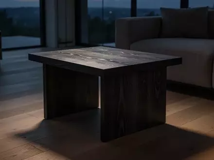 Ein minimalistischer, schattiger Wohnraum mit einem Holztisch in einer ruhigen, menschenleeren Umgebung. - Foto: über boerse-global.de