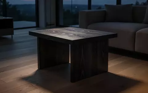 Ein minimalistischer, schattiger Wohnraum mit einem Holztisch in einer ruhigen, menschenleeren Umgebung. - Foto: über boerse-global.de