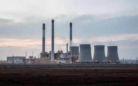 Modernes Gaskraftwerk in einer weiten Industrielandschaft während der Dämmerung. - Foto: über boerse-global.de