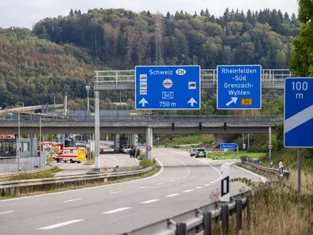 Die Polizei sperrte die Autobahn an der Grenze zur Schweiz.  - Foto: Philipp von Ditfurth/dpa