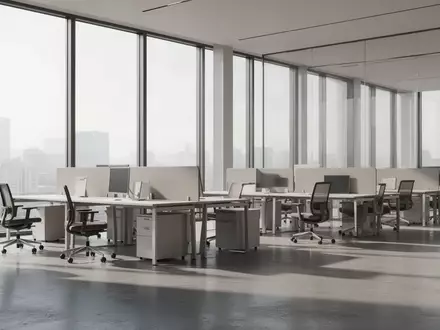 Ein minimalistisch gestalteter, moderner und leerer Büroraum mit großen Fenstern und einfallendem Tageslicht. - Foto: über boerse-global.de