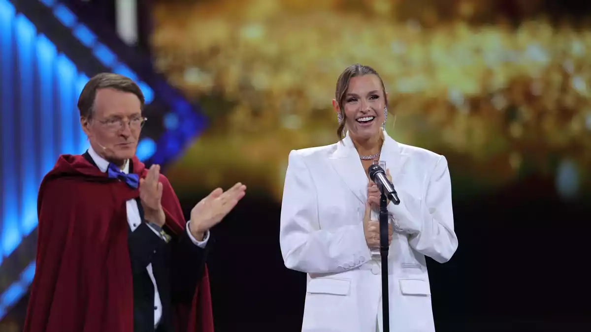Laura Wontorra freut sich über den Deutschen Fernsehpreis - Karl Lauterbach applaudiert. - Bild: Rolf Vennenbernd/dpa