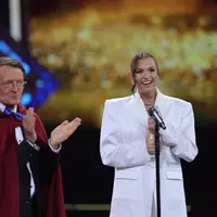 Laura Wontorra freut sich über den Deutschen Fernsehpreis - Karl Lauterbach applaudiert. - Foto: Rolf Vennenbernd/dpa