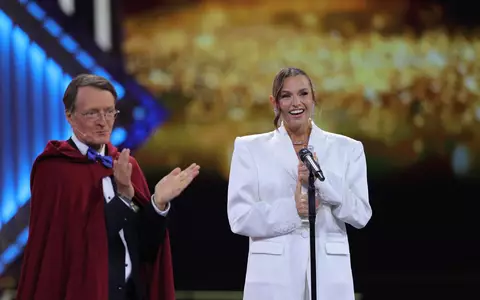 Laura Wontorra freut sich über den Deutschen Fernsehpreis - Karl Lauterbach applaudiert. - Foto: Rolf Vennenbernd/dpa