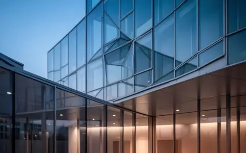 Moderne, minimalistische Architektur eines öffentlichen Gebäudes bei Dämmerung. - Foto: über boerse-global.de