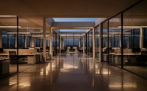 Modernes, minimalistisches Büro-Interieur mit klaren architektonischen Linien und natürlicher Lichtstimmung. - Foto: über boerse-global.de