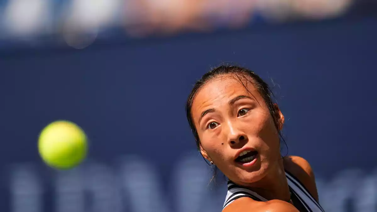Zheng Qinwen kann ihren Überraschungslauf nicht fortsetzen.  - Bild: Seth Wenig/AP/dpa