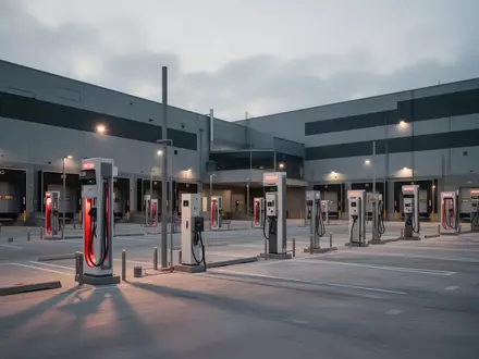 Moderne Ladeinfrastruktur in einem Logistikzentrum bei Dämmerung zur Vorbereitung auf den elektrischen Güterverkehr. - Foto: über boerse-global.de