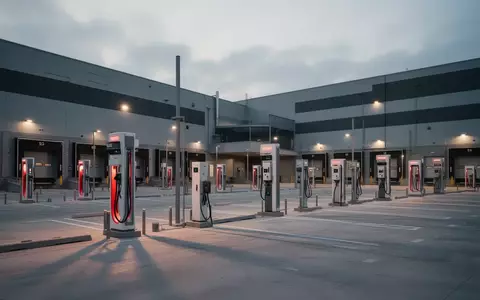 Moderne Ladeinfrastruktur in einem Logistikzentrum bei Dämmerung zur Vorbereitung auf den elektrischen Güterverkehr. - Foto: über boerse-global.de