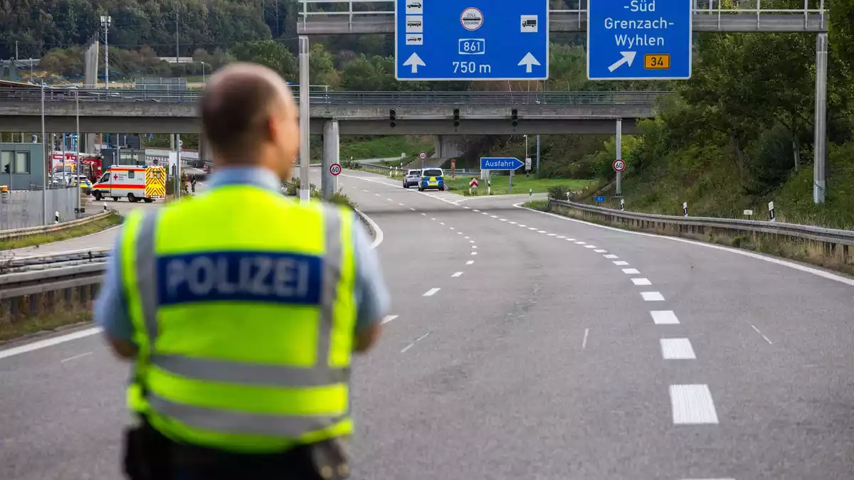Sieben Stunden lang ging nichts mehr am Grenzübergang. - Bild: Philipp von Ditfurth/dpa
