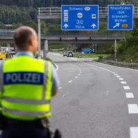 Sieben Stunden lang ging nichts mehr am Grenzübergang. - Foto: Philipp von Ditfurth/dpa