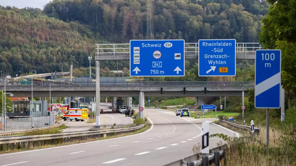 Die Polizei sperrte die Autobahn an der Grenze zur Schweiz.  - Bild: Philipp von Ditfurth/dpa