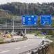 Die Polizei sperrte die Autobahn an der Grenze zur Schweiz.  - Bild: Philipp von Ditfurth/dpa