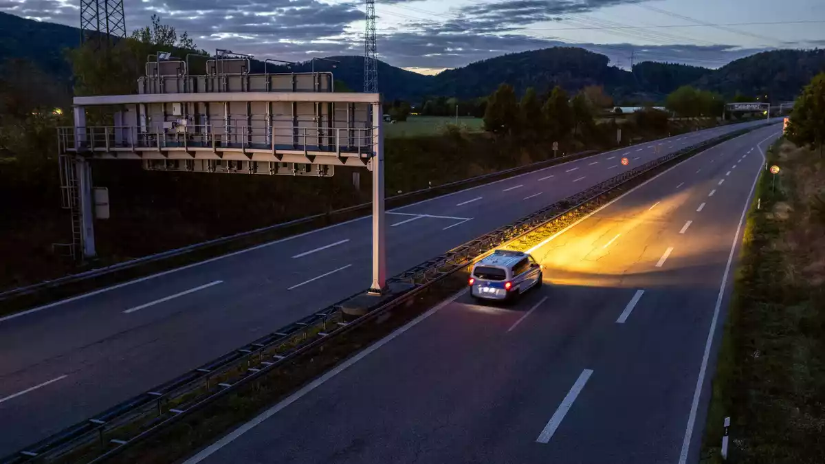 Der Verkehr wurde während der langen Sperrung umgeleitet.  - Bild: Philipp von Ditfurth/dpa