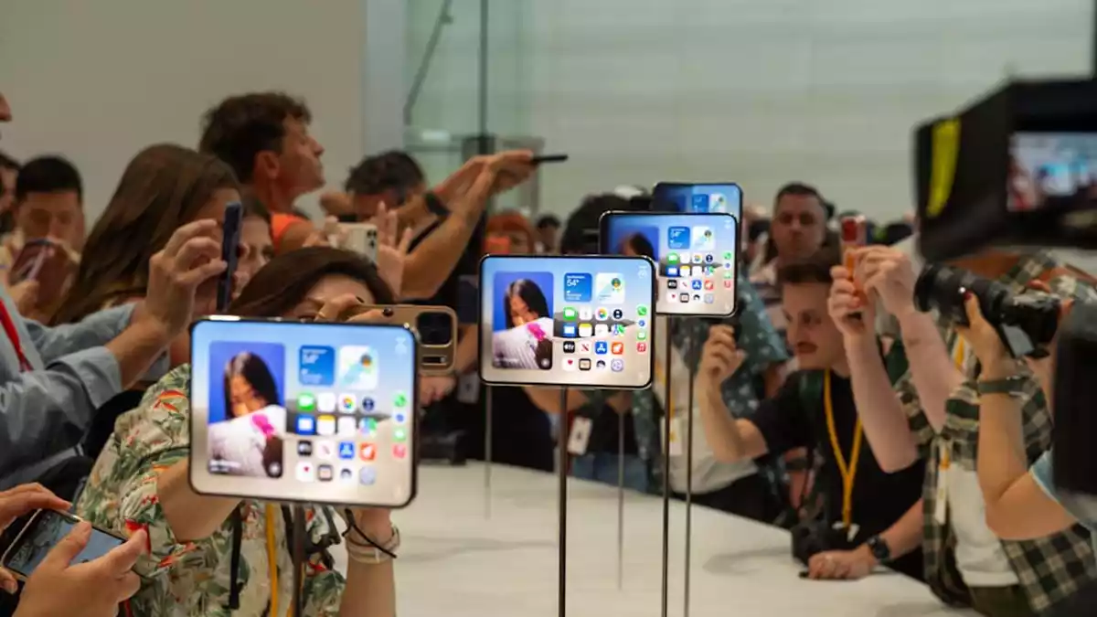 Mit dem Format des iPhone Duo sollen Nutzer Apple zufolge besser von dem größeren inneren Display profitieren als bei Modellen der Konkurrenz. - Bild: Andrej Sokolow/dpa
