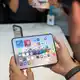 Laut Apple soll beim iPhone Duo die Falte in der Mitte des aufklappbaren Bildschirms deutlich weniger sichtbar sein als in Modellen der Konkurrenz. - Bild: Andrej Sokolow/dpa