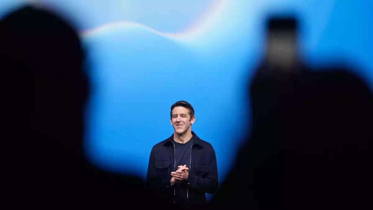 Das aufklappbare iPhone ist die erste große Wette des Konzerns unter dem neuen Chef John Ternus. - Bild: Jeff Chiu/AP/dpa
