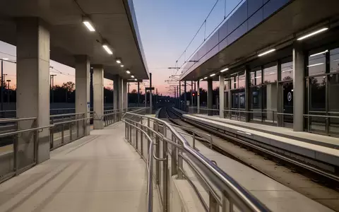 Leerer Bahnsteig einer modernen Nahverkehrsstation in den Abendstunden mit Fokus auf Architektur und Beleuchtung. - Foto: über boerse-global.de