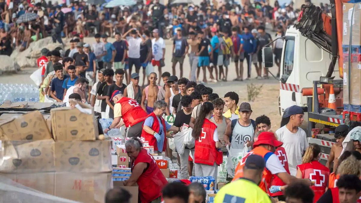 Die meisten Migranten kehrten bald freiwillig zurück, aber Tausende halten sich noch in Ceuta auf. (Archivbild) - Bild: Marcos Moreno/EUROPA PRESS/dpa