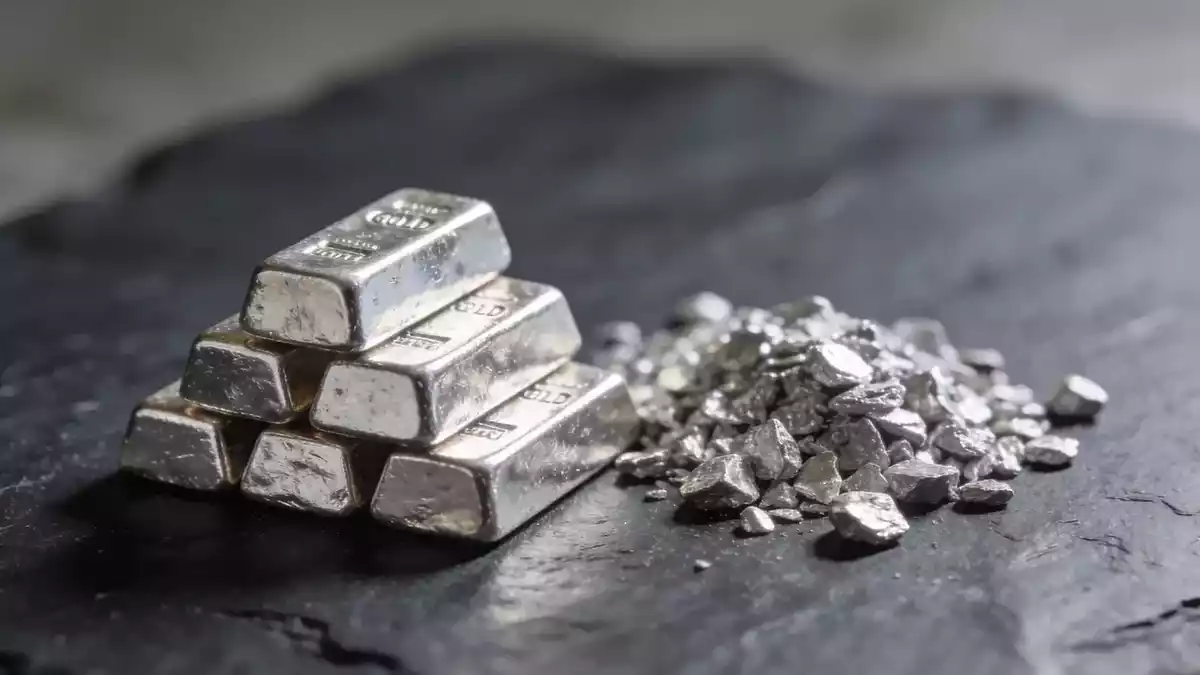 Silver Price Wavers as Solar Shift and Fed Policy Duel