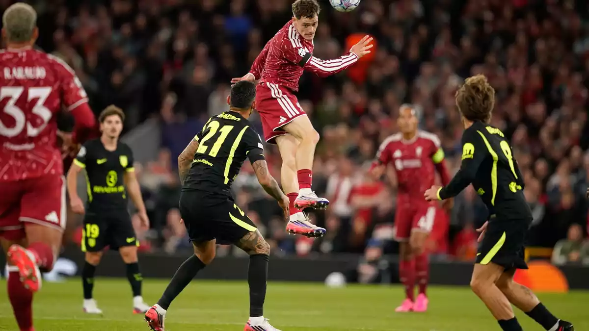 Florian Wirtz (M) gewann mit dem FC Liverpool. - Bild: Dave Thompson/AP/dpa