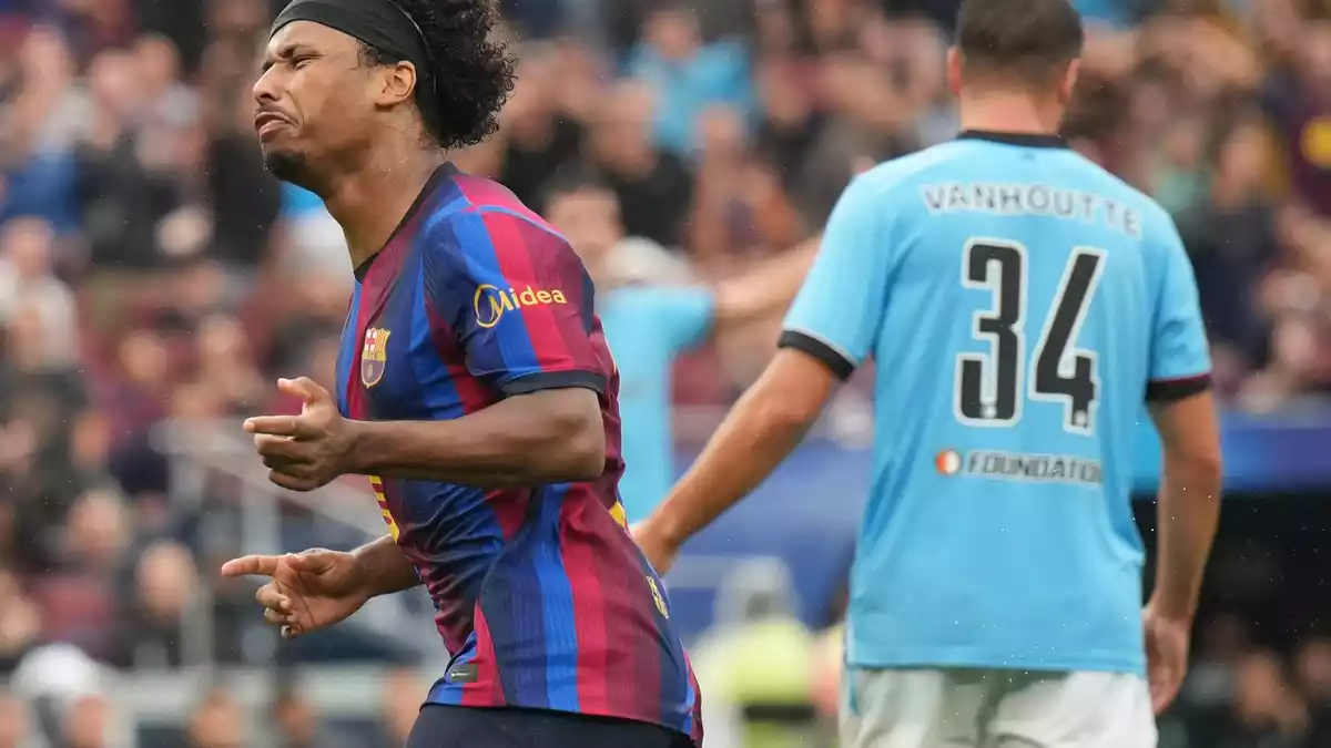 Karim Adeyemi (l) gelang ein herrlicher Treffer für den FC Barcelona. - Bild: Emilio Morenatti/AP/dpa