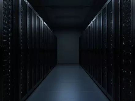Dunkler, minimalistischer Serverraum mit angedeuteten Schaltschränken in einer kühlen, industriellen Umgebung. - Foto: über boerse-global.de
