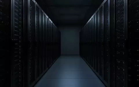 Dunkler, minimalistischer Serverraum mit angedeuteten SchaltschrĂ€nken in einer kĂŒhlen, industriellen Umgebung. - Foto: ĂŒber boerse-global.de