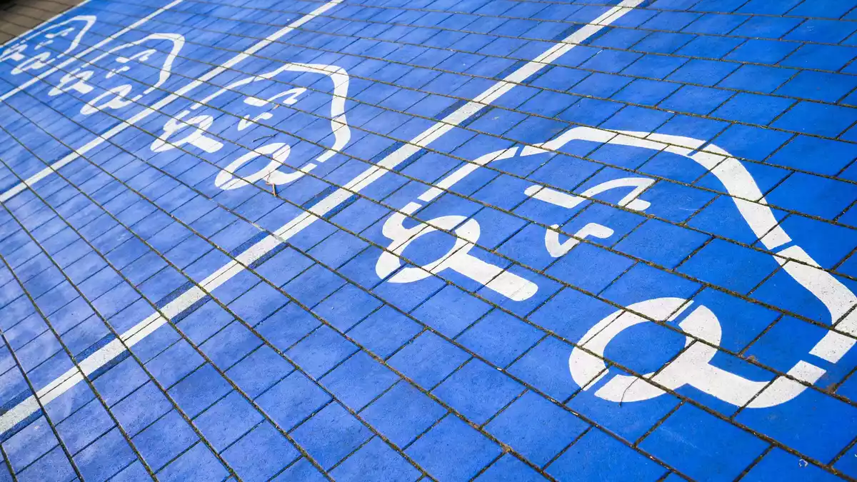 Mehr als jeder vierte Fahrer eines Autos mit Verbrennermotor in Deutschland will aufs E-Auto umsteigen. (Symbolbild) - Bild: Julian Stratenschulte/dpa