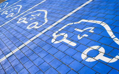 Mehr als jeder vierte Fahrer eines Autos mit Verbrennermotor in Deutschland will aufs E-Auto umsteigen. (Symbolbild) - Foto: Julian Stratenschulte/dpa