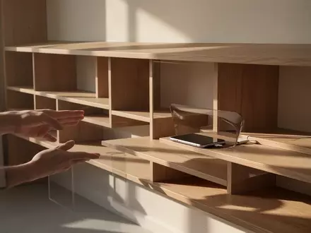 Ein minimalistisch gestaltetes Holzregal in einem hellen, aufgeräumten Raum bei natürlichem Lichteinfall. - Foto: über boerse-global.de