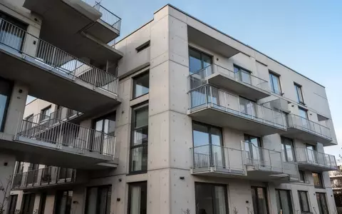 Moderne Wohnhausfassade bei Tageslicht als Symbol für professionelle Objektsicherungsprüfungen. - Foto: über boerse-global.de