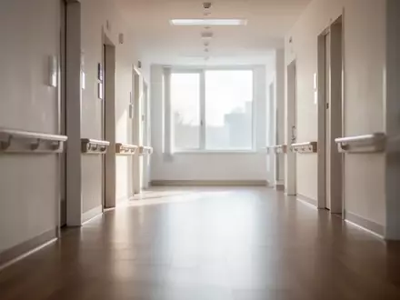 Ein heller, minimalistischer Flur in einer Pflegeeinrichtung mit einfallendem Tageslicht. - Foto: über boerse-global.de