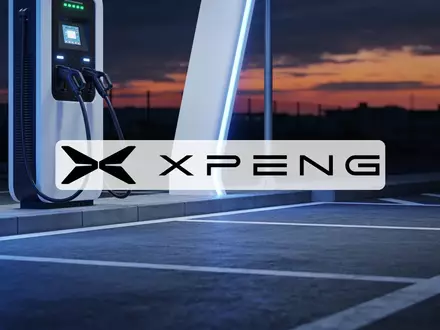 Futuristische Ladestation für Elektrofahrzeuge in einer modernen, urbanen Umgebung bei Dämmerung. - Foto: über boerse-global.de