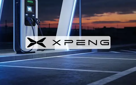 Futuristische Ladestation für Elektrofahrzeuge in einer modernen, urbanen Umgebung bei Dämmerung. - Foto: über boerse-global.de