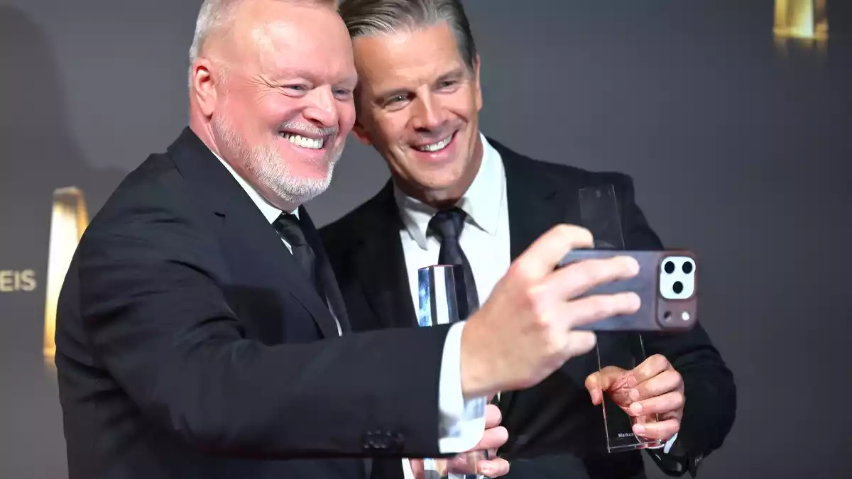 Selfie unter Preisträgern: Lanz und Raab. - Bild: Henning Kaiser/dpa