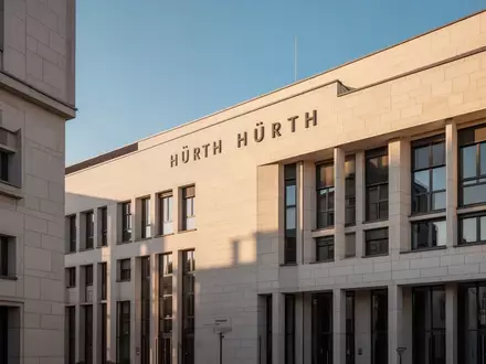 Die Fassade des Rathauses in Hürth bei Tageslicht. - Foto: über boerse-global.de