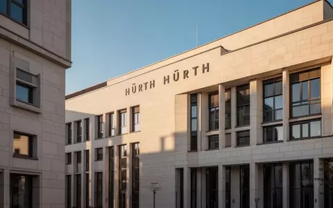 Die Fassade des Rathauses in Hürth bei Tageslicht. - Foto: über boerse-global.de