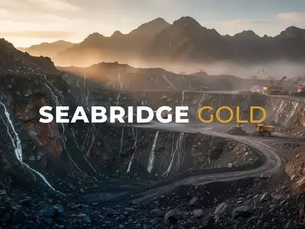 Eine raue Berglandschaft bei Sonnenuntergang mit erkennbaren geologischen Gesteinsschichten und mineralischen Adern. - Foto: über boerse-global.de