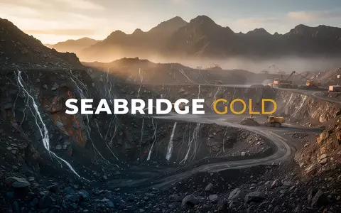 Eine raue Berglandschaft bei Sonnenuntergang mit erkennbaren geologischen Gesteinsschichten und mineralischen Adern. - Foto: über boerse-global.de