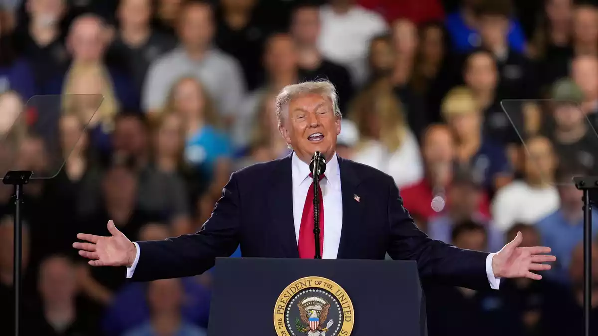 Wenn Trump vor Menschenmengen spricht, beschwört er gerade oft das Bild einer angeblich durch Kommunisten bedrohten USA hervor. (Archivbild) - Bild: Paul Sancya/AP/dpa