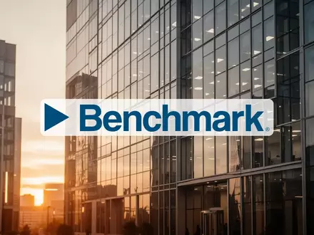 Abstraktes Bild eines modernen Bürogebäudes im goldenen Licht zur Symbolisierung finanzieller Stabilität. - Foto: über boerse-global.de