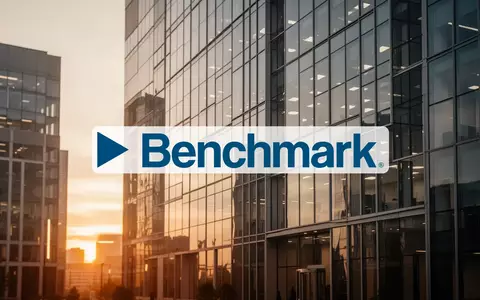 Abstraktes Bild eines modernen Bürogebäudes im goldenen Licht zur Symbolisierung finanzieller Stabilität. - Foto: über boerse-global.de