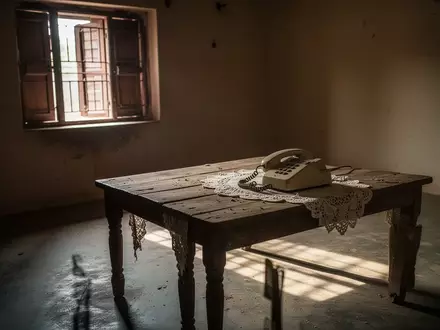 Ein verlassener Wohnraum mit einem alten Festnetztelefon auf einem Tisch in einem indischen Haus. - Foto: über boerse-global.de